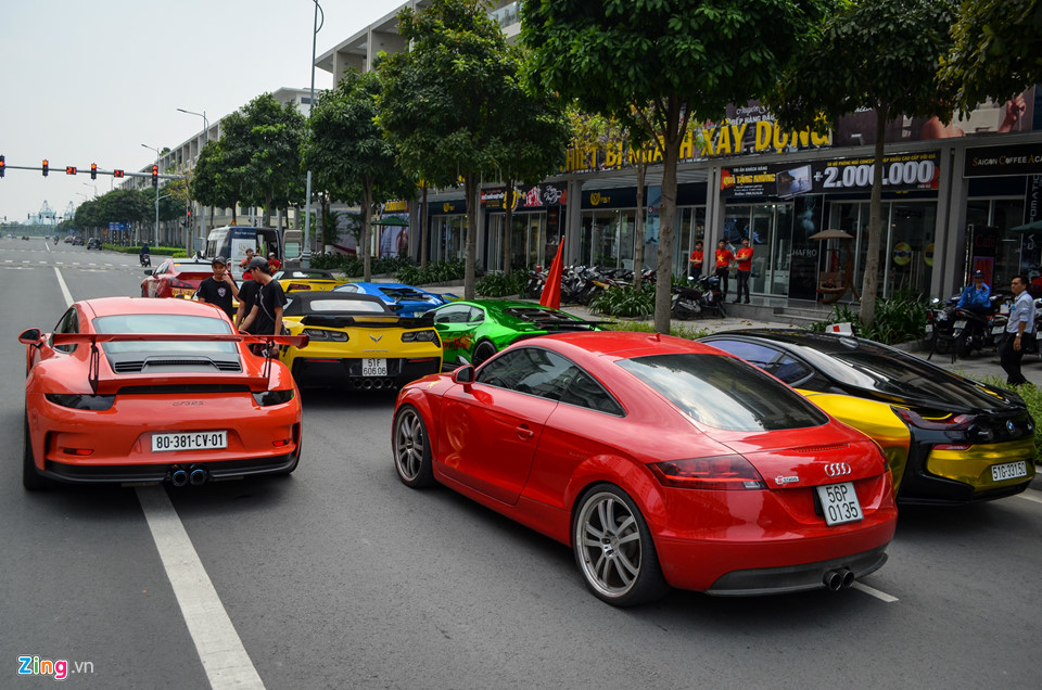 Cường Đô La cùng đoàn siêu xe diễu hành trên phố Sài Gòn